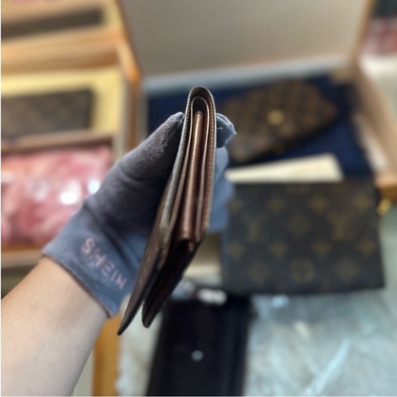 Louis Vuitton AUTHENTIC Mens Wallet - Picture 2 of 7